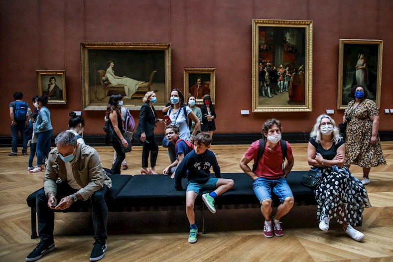 Excepto por las personas con nasobucos, nada parece haber cambiado en la afluencia de visitantes en el Louvre.