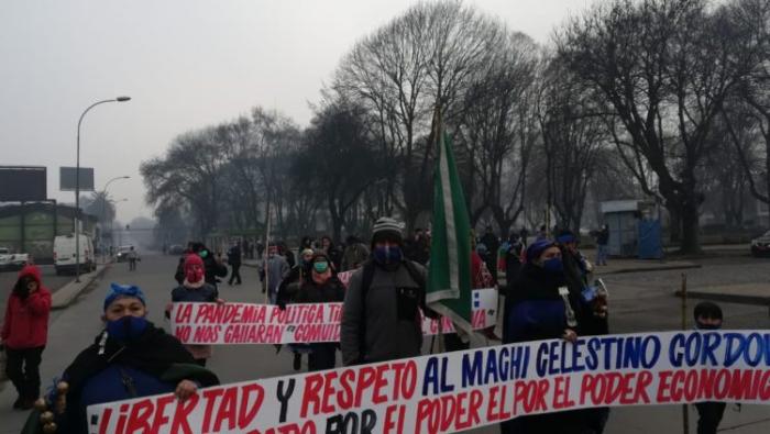 Este lunes cerca de 60 personas realizaron una marcha por las calles de Temuco en apoyo al machi Córdova.