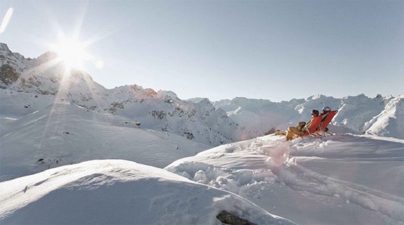 El verano en los glaciares suizos hace que la nieve rosa se refleje en la luz, siendo atractivo para el turismo.