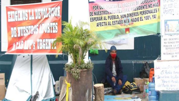 Los 11 huelguistas en la Plaza 24 de Septiembre en Santa Cruz exigen la restitución parcial de sus ahorros para la jubilación.