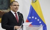  Arreaza denunció que EE.UU. junto a sectores de la derecha venezolana esperan que la mayoría de los venezolanos cedan a sus presiones.