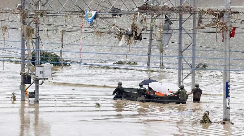 Las inundaciones en Japón clasifican como las peores en décadas. Las aguas llegaron a niveles increíbles, como dejan ver los desechos arrastrados que quedaron atrapados entre los cables en esta zona de la prefectura de Kumamoto.