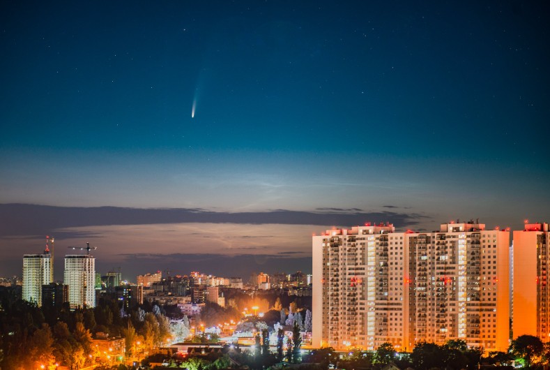 La noche ucraniana también fue iluminada por la visión desde Kiev del cometa Neowise.