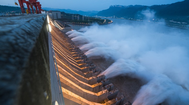 Ante las inundaciones del Yangtze, se activó el protocolo que permite paliar el volumen del agua.