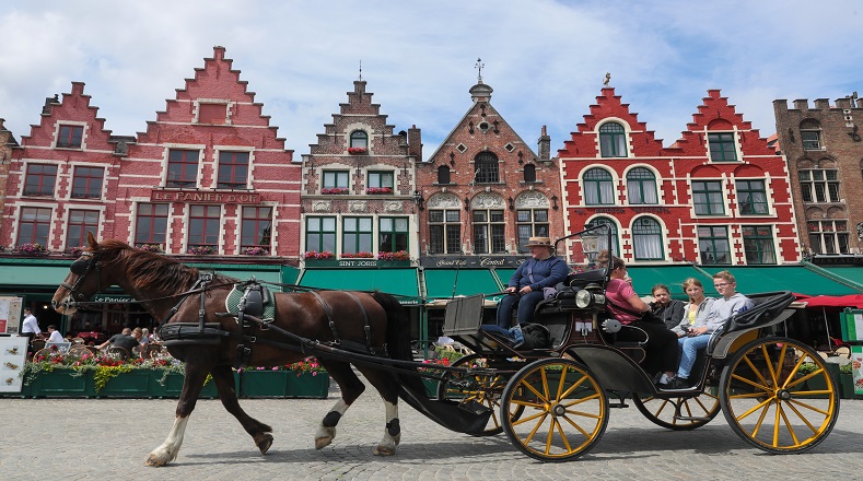 Desde el primero de julio, ya se podía ver a turistas paseando por Brujas, capital de Flandes Occidental en el noroeste de Bélgica.Esta ciudad es atractiva para los visitantes por sus canales, calles adoquinadas y edificios medievales.