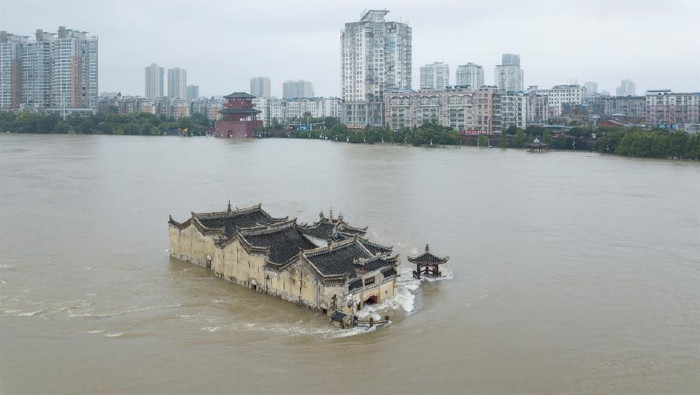Más de 90 ríos del sur del país fluyen desbordados, entre ellos el Yang Tse.