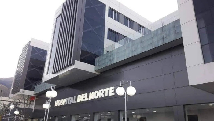 La directora del Hospital del Norte, en Cochabamba, expresó a la prensa local que lo peor era que no podían derivar a los pacientes hacia otros hospitales por falta de oxígeno, ya que se encuentran en similar condición.