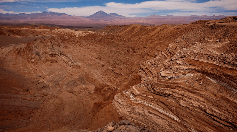 El desierto de Atacama también se caracteriza por la escasa nubosidad existente, por la poca humedad del aire y la lejana luminosidad de las ciudades.