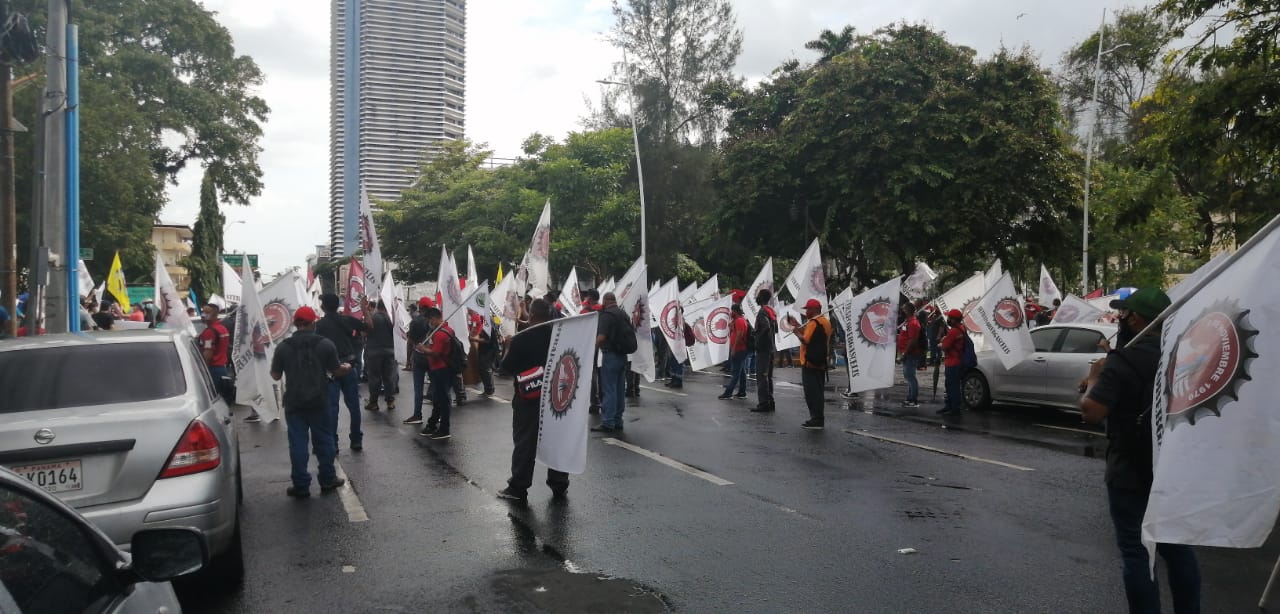 Las protestas de los sindicatos son contra las reformas laborales propuestas por el Gobierno en medio de la pandemia y que pretenden hacer pagar los efectos de la crisis a los trabajadores.