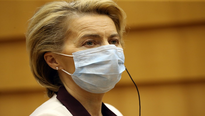 La presidenta de la Comisión Europea, Úrsula Von der Leyen, anunció que se trabaja con varias farmacéuticas para detener la Covid-19.