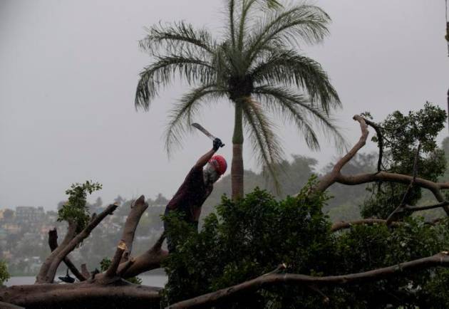 Se reportan inundaciones, cortes del servicio eléctrico y árboles caídos en las islas del archipiélago bahamés.