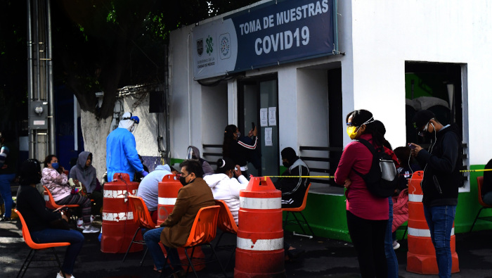 Empleados de la Salud de México practican pruebas de la Covid-9 a personas en la capital mexicana.
