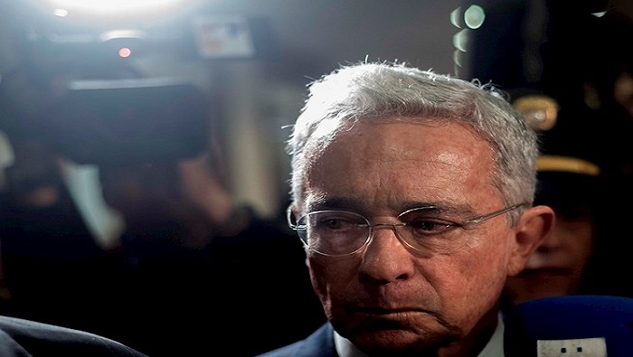 Uribe enfrenta una investigación por los presuntos delitos de soborno y fraude procesal.