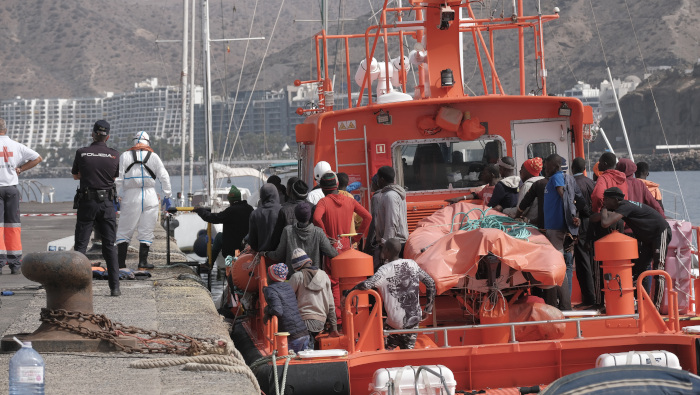 En la imagen un grupo de migrantes desembarca tras llegar a costas de Gran Canaria, el pasado 2 de agosto.