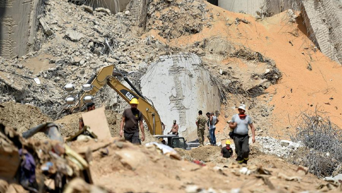 Expertos locales e internacionales laboran ininterrumpidamente en las labores de rescate, tras la explosión en Beirut.