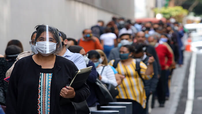 Las autoridades sanitarias mexicanas a continuar con las normas de distanciamiento e higiene para evitar la propagación del coronavirus.