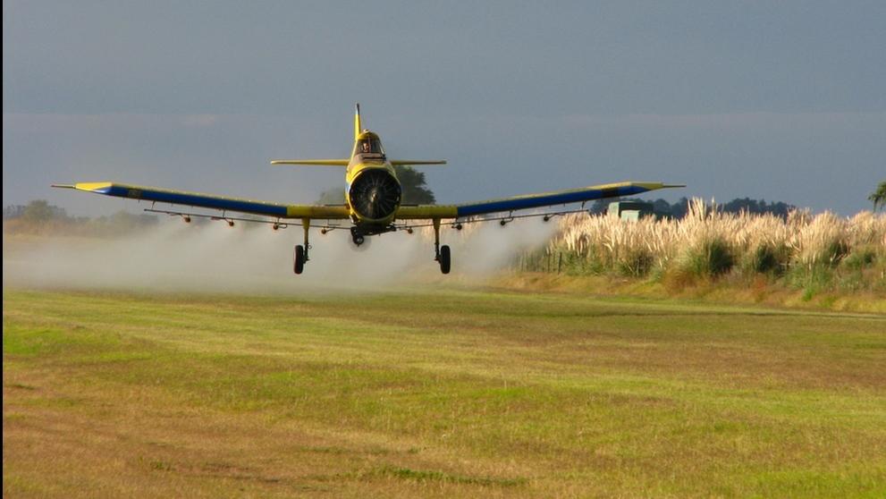 Los plaguicidas autorizados tienen una amplia utilización en la agricultura con diversos métodos en su utilización, como la aviación.