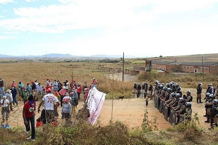 Los campesinos se encuentran sitiados y sin alimentación en protesta a las acciones violentas por parte de la Policía.