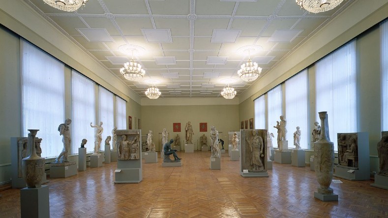 Las colecciones de artes plásticas fueron puestas a resguardo por el Ejército Rojo durante la invasión nazi en 1941.