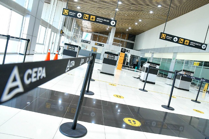 En las instalaciones del aeropuerto San Óscar Romero se han colocado señalizaciones para evitar aglomeraciones.