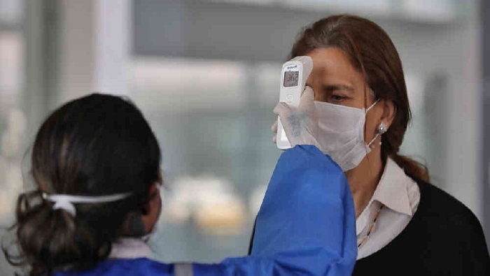 El incremento sostenido de contagios de la pandemia tensa los esfuerzos del personal sanitario para detectar nuevos casos.