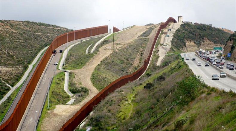 El presidente estadounidense Donald Trump, insistió este martes en la política de edificar un muro en la frontera con México, cuyo gasto sea sufragado por este último país. Así lo afirmó durante una visita al Estado de Arizona.