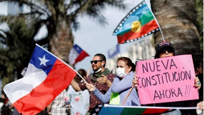 Aunque el 68 por ciento de los ciudadanos de Chile respalda una nueva Constitución política, representantes de partidos de centroderecha llamaron a no realizar el plebiscito constitucional.