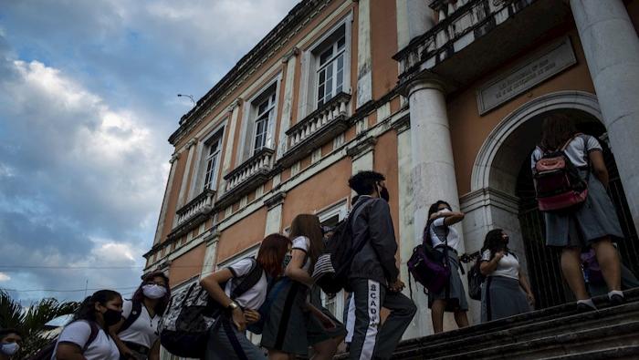 Brasil acumula cerca de 3.4 millones de contagios y más de 110.000 muertes por Covid-19, pero el Gobierno insiste en el reinicio de las clases. ¿Qué medidas deben implementarse para garantizar el retorno seguro a las aulas?