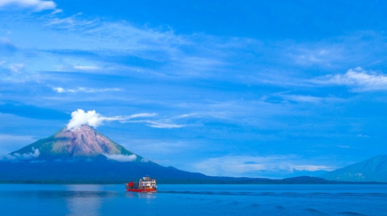 El lago Cocibolca o Gran Lago de Nicaragua es el mayor de América Central y el tercero en tamaño en América Latina, con más de 8.000 kilómetros cuadrados. Forman parte de él más de 400 isletas, tres islas y dos volcanes. Es el único lago del mundo que alberga especies marinas como tiburones y peces sierra. El río San Juan le sirve como desaguadero, al conectarlo con el mar Caribe.