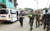 Militares filipinos aseguran el área de las explosiones para dar inicios a la investigación de los hechos.