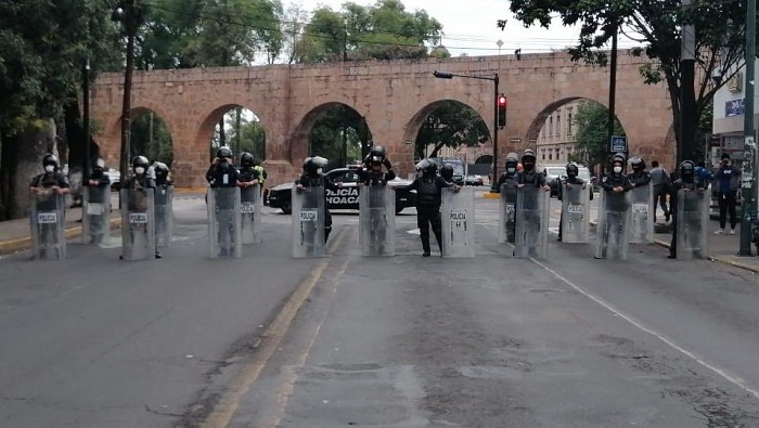 Miembros de la Policía Michoacán desplegaron en el lugar un dispositivo de vigilancia y movilidad.