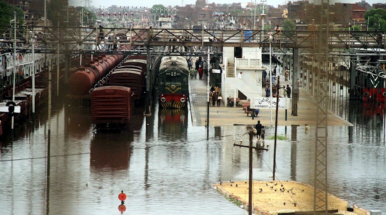 El transporte urbano ha sido interrumpido producto de las inundaciones en varias ciudades pakistaníes.