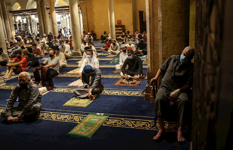 Tras el desconfinamiento en la capital egipcia, los personas regresaron a las mezquitas bajo las medidas de seguridad para evitar contagios.