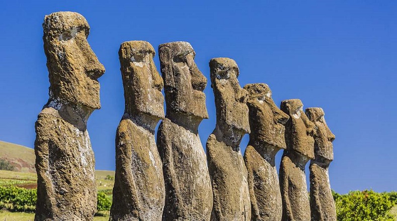 Las esculturas eran eregidas con grandes celebraciones, precisamente para festejar que el poder espiritual de la persona fallecida se encontrara protegiendo al clan rapanui y a todos sus integrantes.