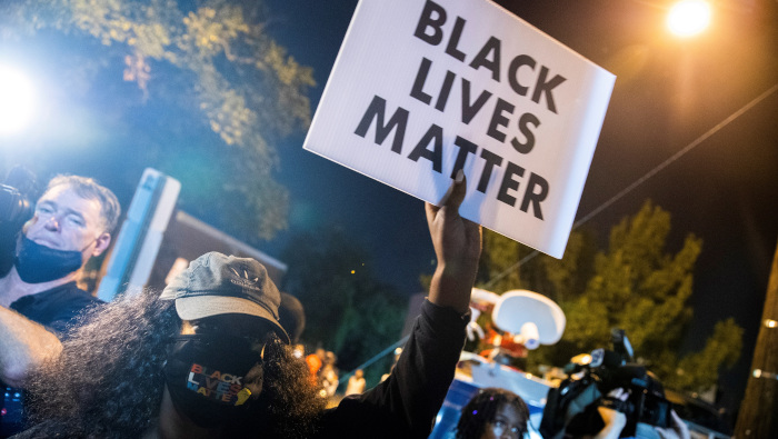 Manifestantes protestan después que un policía disparó y mató a un joven de 18 años en la ciudad de Washington, DC el 2 de septiembre.