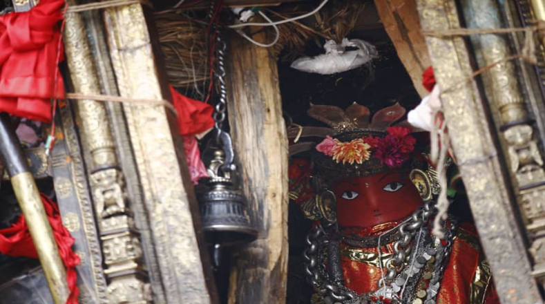 La estatua de la deidad Rato Machindranath, hecha de arcilla y cubierta de pintura roja, a la que los fieles le suplican lluvia y buena cosecha, mostró su rostro entre los disturbios y la pandemia.