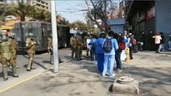 Los Carabineros calificaron la marcha como “no autorizada” e informaron que procederían contra los manifestantes.