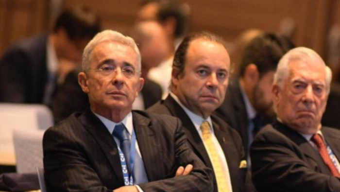 Luigi Echeverri al centro entre el expresidente colombiano Álvaro Uribe y el escritor Maria Vargas Llosa.