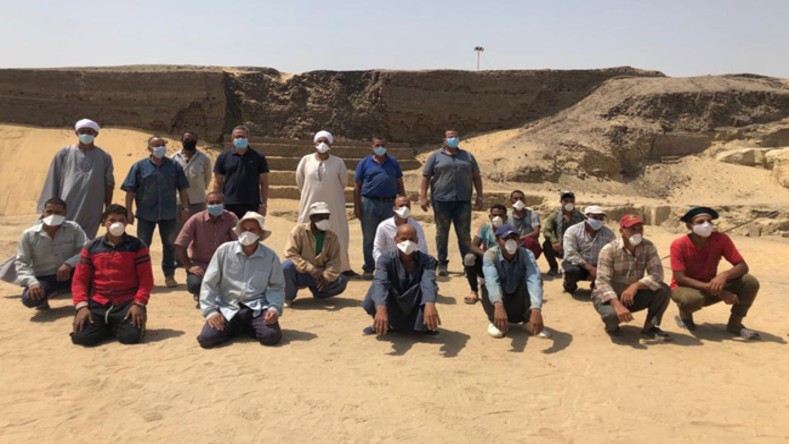 El ministro de Turismo y Antigüedades de Egipto, Khaled al-Anany, visitó el sitio el domingo e inspeccionó el trabajo de excavación en el pozo.