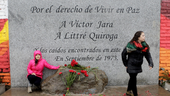 En la imagen de archivo, un grupo de personas asiste a la inauguración de memorial en homenaje al cantautor Víctor Jara en 2014.