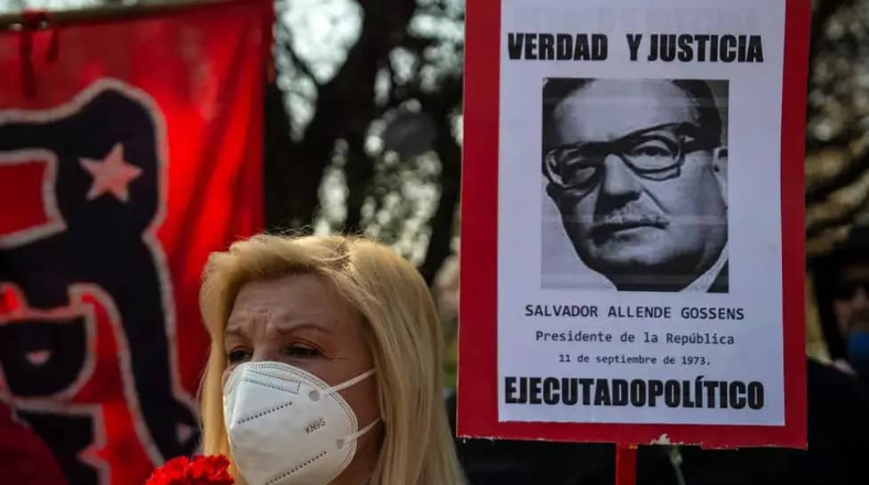 La imagen de Allende, símbolo de la luchas sociales del pueblo chileno, es honrada por civiles, distintas asociaciones, e integrantes del Partido Socialista (PS), Partido Comunista (PC), Partido por la Democracia (PPD) y el sindicato CUT de la nación. 