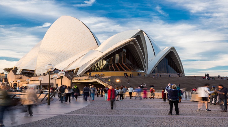 Es uno de los edificios más famosos del siglo XX y uno de los más distintivos de su región y del mundo. En el lugar se realizan obras de ballet, teatro, ópera  y producciones musicales. También es sede de la compañía Ópera Australia y de la Orquesta Sinfónica de Sydney.