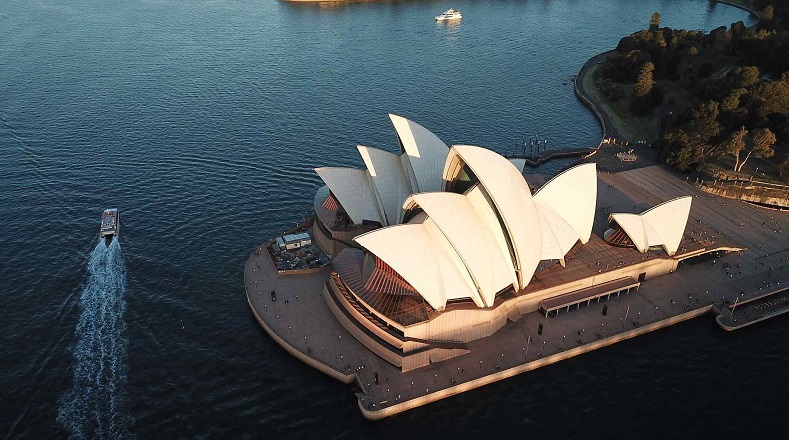 Anualmente se realizan en la Ópera de Sydney alrededor de 3.000 eventos. Además tiene más de 1.000 habitaciones en su interior para facilitar el trabajo de las personas que intervienen en las funciones que en su interior tienen lugar.
