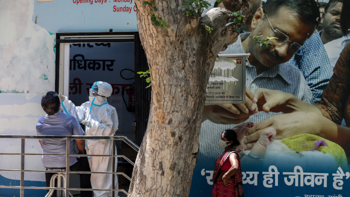 Un trabajador de salud toma una muestra de hisopo para una prueba de detección de la Covid-19 en Nueva Delhi, India.