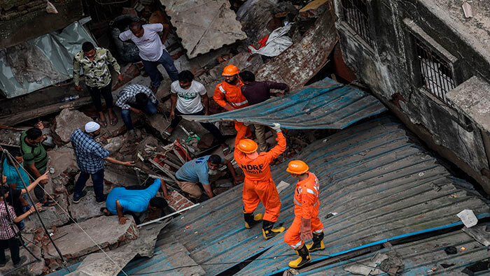 Rescatista continúan la búsqueda de sobrevivientes en los escombros del edificio.