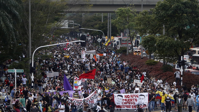 Cientos de personas participan de una manifestación contra del Gobierno de Iván Duque en Medellín, Colombia.