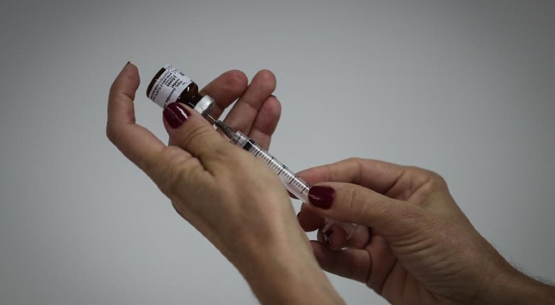 También el Ministerio de Salud ruso aprobó los ensayos clínicos para una tercera vacuna contra el coronavirus.
