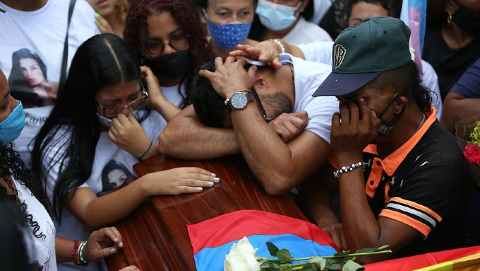 La violencia en Colombia ha generado numerosas manifestaciones de rechazo, como la ocurrida en el funeral de Juliana Giraldo, asesinada el pasado jueves por un soldado en el Cauca.