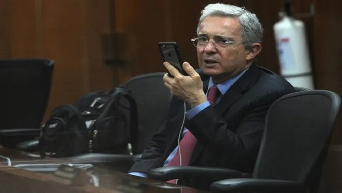 A pesar de la renuncia de Uribe a su puesto en el Senado, el alto tribunal continuará con su indagación ya que mantiene el fuero por la supuesta participación activa de la empleada de su UTL.