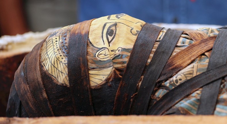 Se trata de decenas de ataúdes, con momias de más de 5.000 años de antigüedad, encontrados al sur de El Cairo.